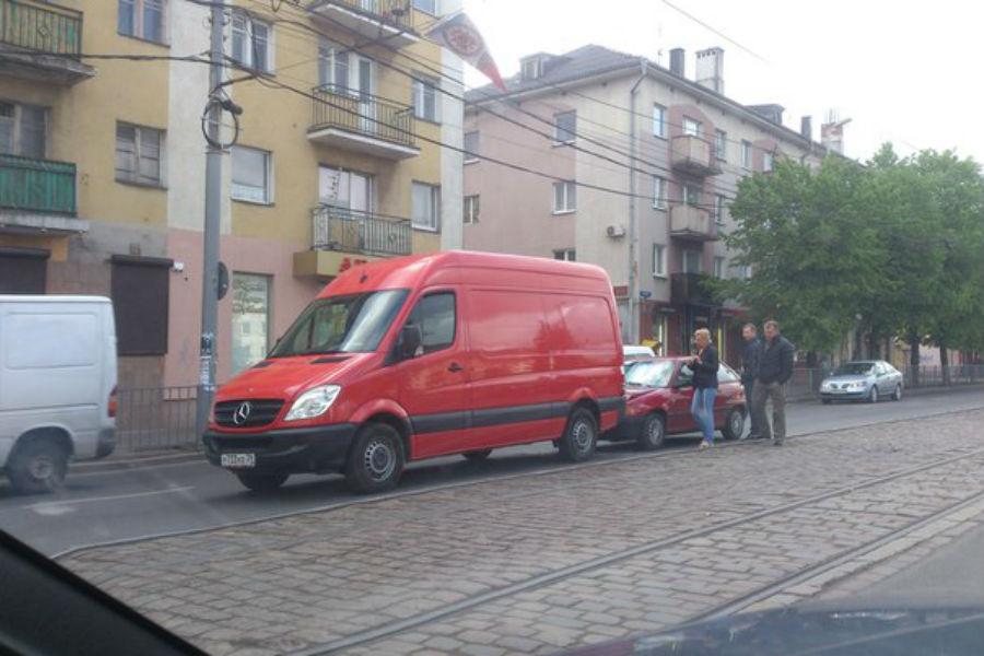 В центре Калининграда столкнулись микроавтобус и легковушка (фото)