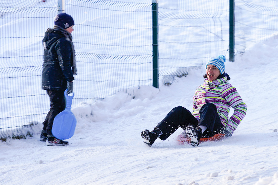 Скользя по утреннему снегу: калининградцы устроили катания с горки в Центральном парке (фото)