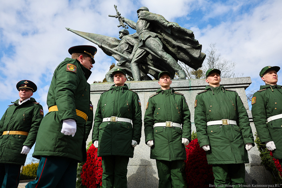 77 годовщина: к памятнику 1200 гвардейцам возложили цветы (фото)