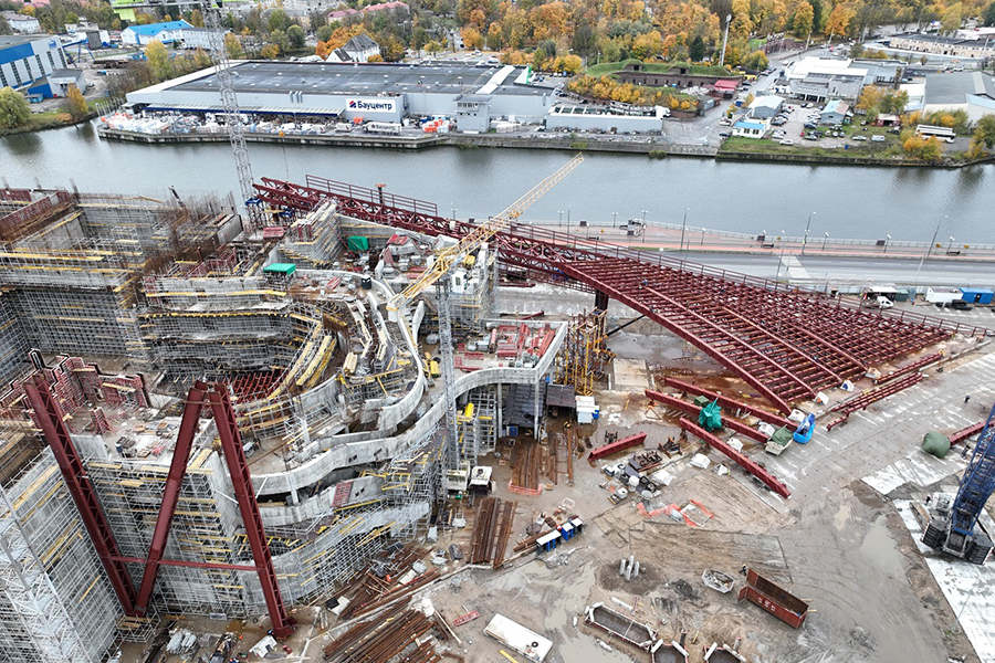 На Октябрьском острове монтируют 80-метровую «парящую» консоль (фото)