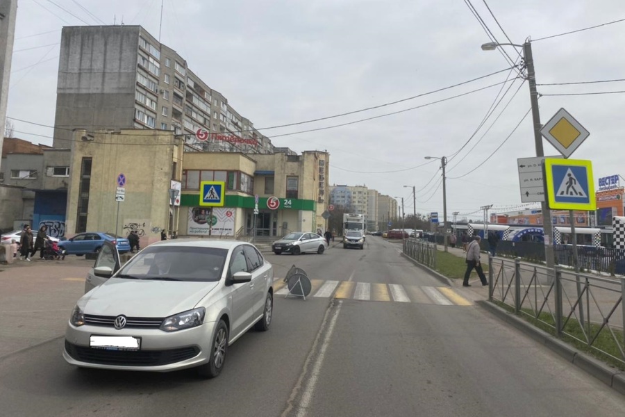 В Калининграде 19-летний водитель перепутал педали и сбил женщину (фото)