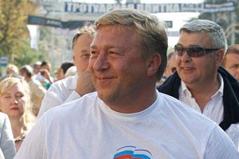 Ярошук пообещал наказать людей, выделивших 2 млн руб на ремонт спорного двора на Буткова