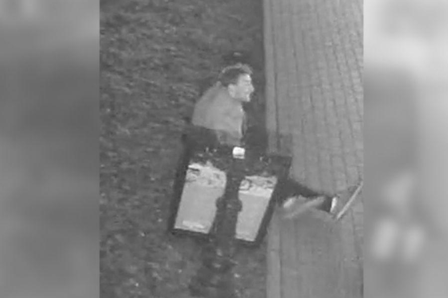 Полиция ищет мужчину, сломавшего информационный щит в сквере Энергетиков (фото)