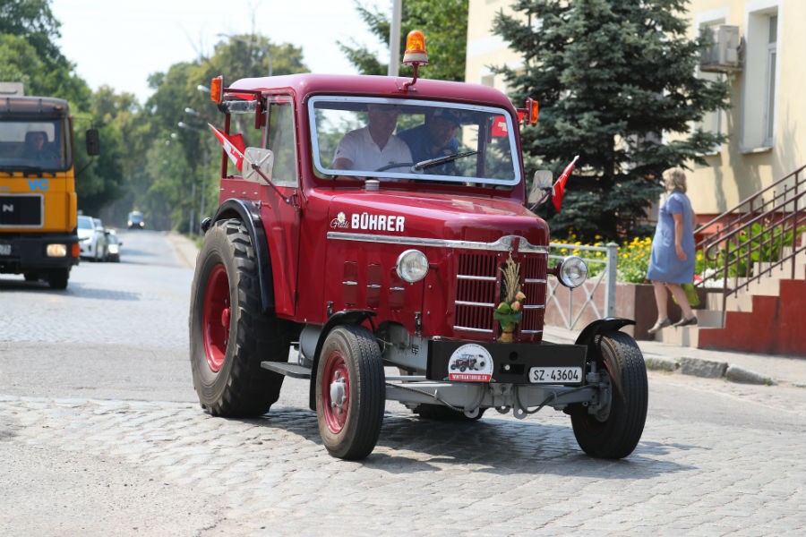 Швейцарцы на тракторе колесят по Калининградской области (видео)