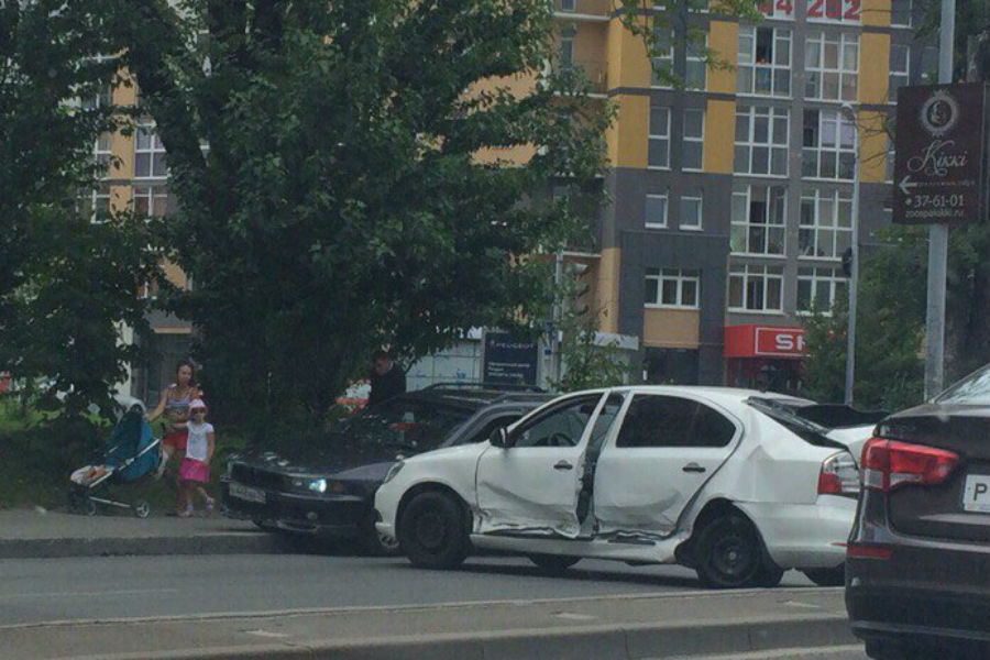 В Калининграде на ул. Гагарина «Шкода» после столкновения перегородила дорогу (фото)