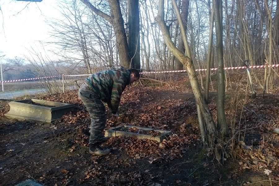 От 2-летнего ребенка остались череп и сандалики: зачем копают могилы форта №3