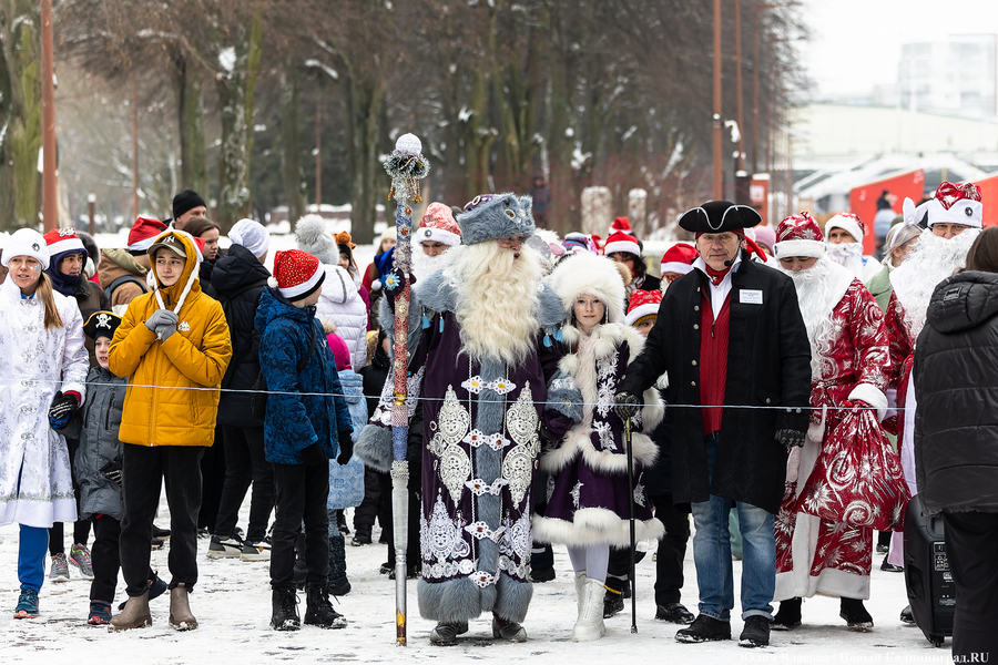 Цвет настроения — красный: на острове Канта прошёл благотворительный забег Дедов Морозов