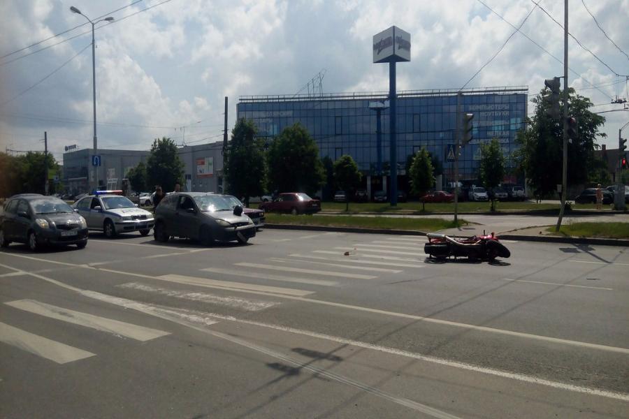 На Московском проспекте столкнулись легковушка и мотоцикл, движение затруднено (фото)
