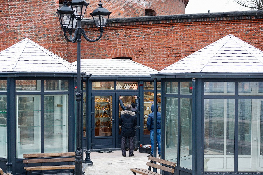 Много «курилок»: закончился монтаж новых палаток у музея Янтаря (фото)