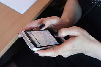Трусенева: те, кто пронесет мобильный на ЕГЭ, смогут получить аттестат через год