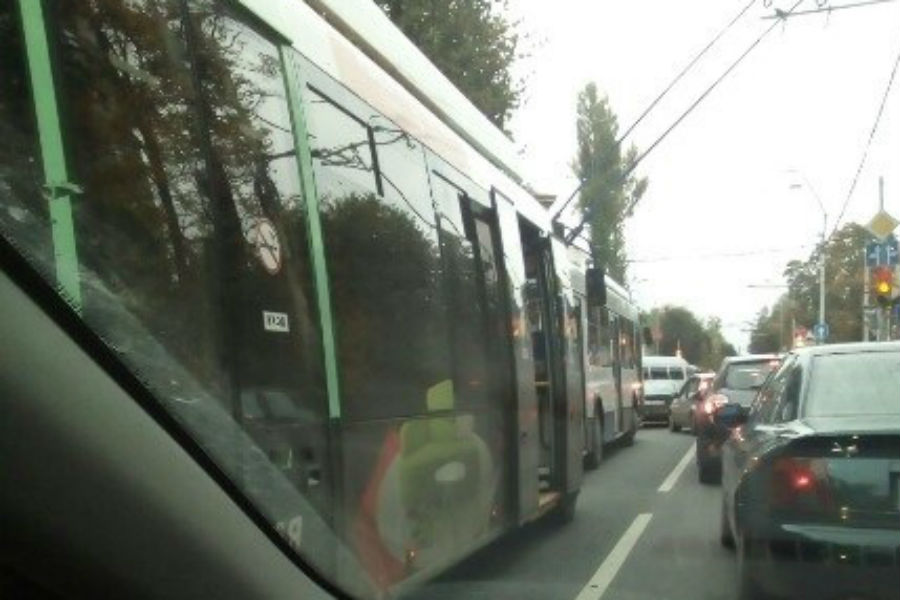 На ул. Леонова столкнулись два троллейбуса, собирается пробка (фото)