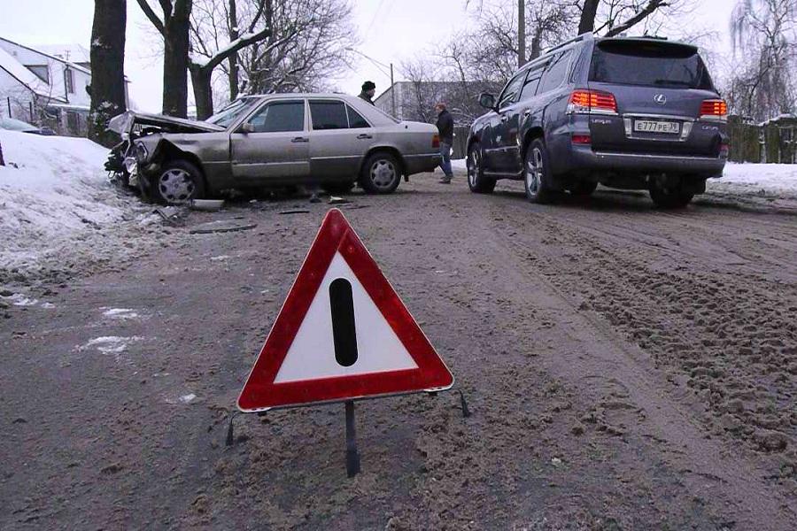 В Калининграде на Ялтинской неопытный водитель устроил ДТП, есть пострадавшие (+фото)