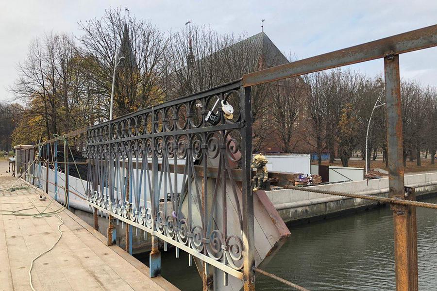 В Калининграде сняли ограду Медового моста на Острове (фото)