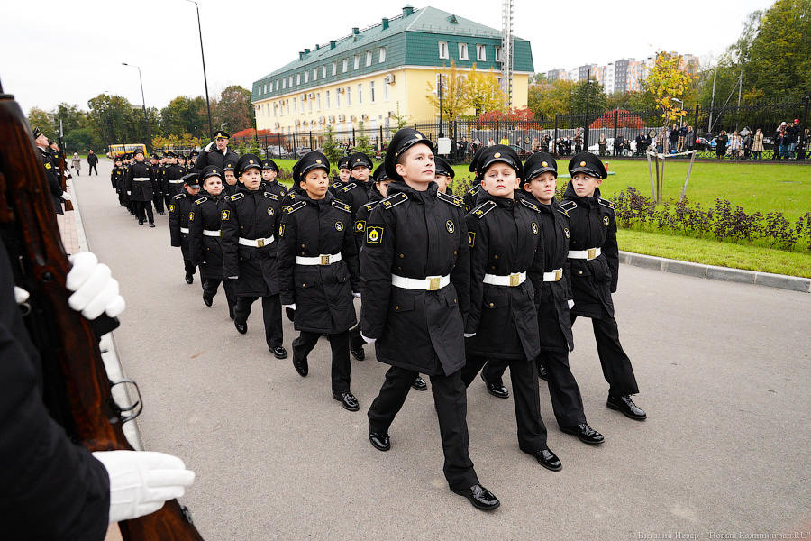 Горящие глаза, серьезные лица: первокурсников приняли в нахимовцы (фото)
