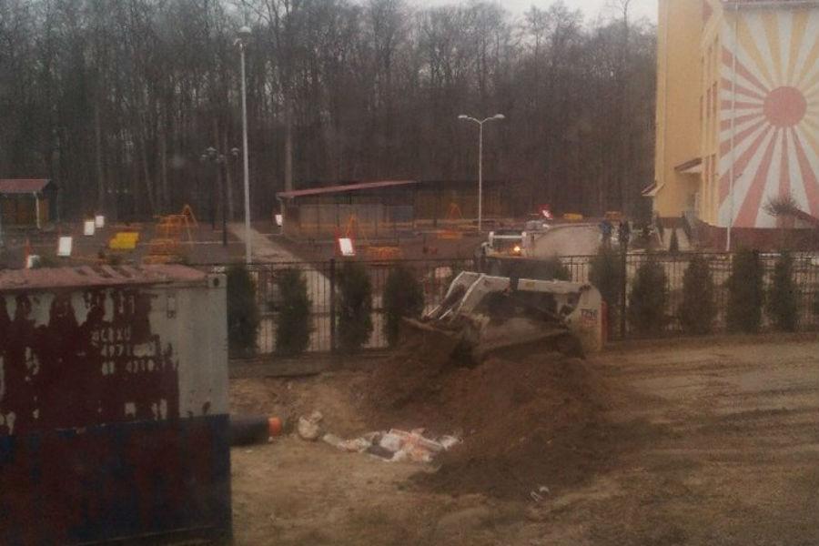 В Чкаловске у нового детсада экскаватор зарыл мусор в землю (фото)