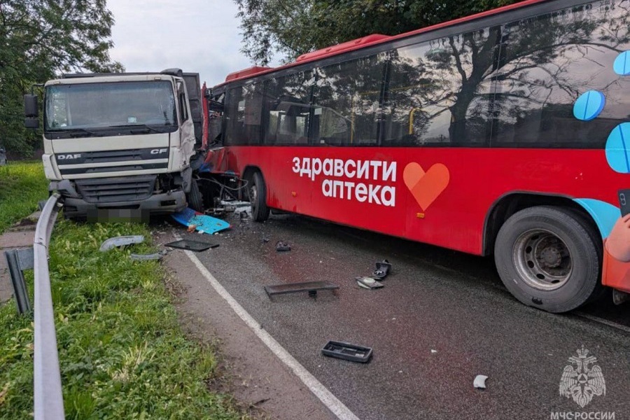 В МЧС рассказали о пострадавших в ДТП с грузовиком и автобусом в Гурьевском районе