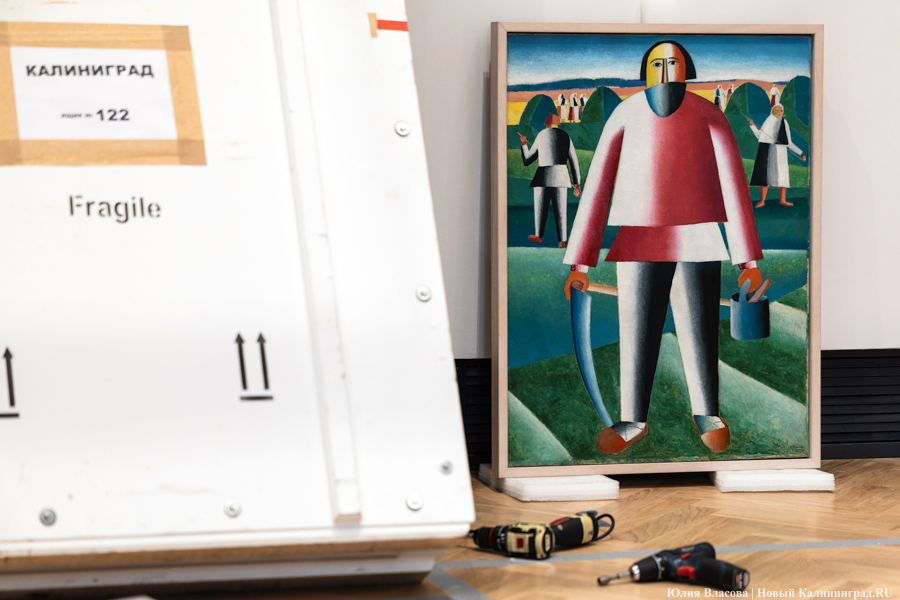 В Калининград прибыл «Чёрный квадрат»: как прошла распаковка картины Малевича (фото)