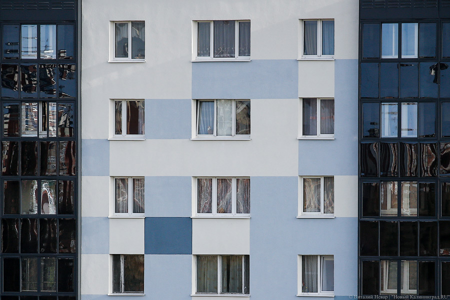 Пожилая калининградка упала с третьего этажа во время мытья окон