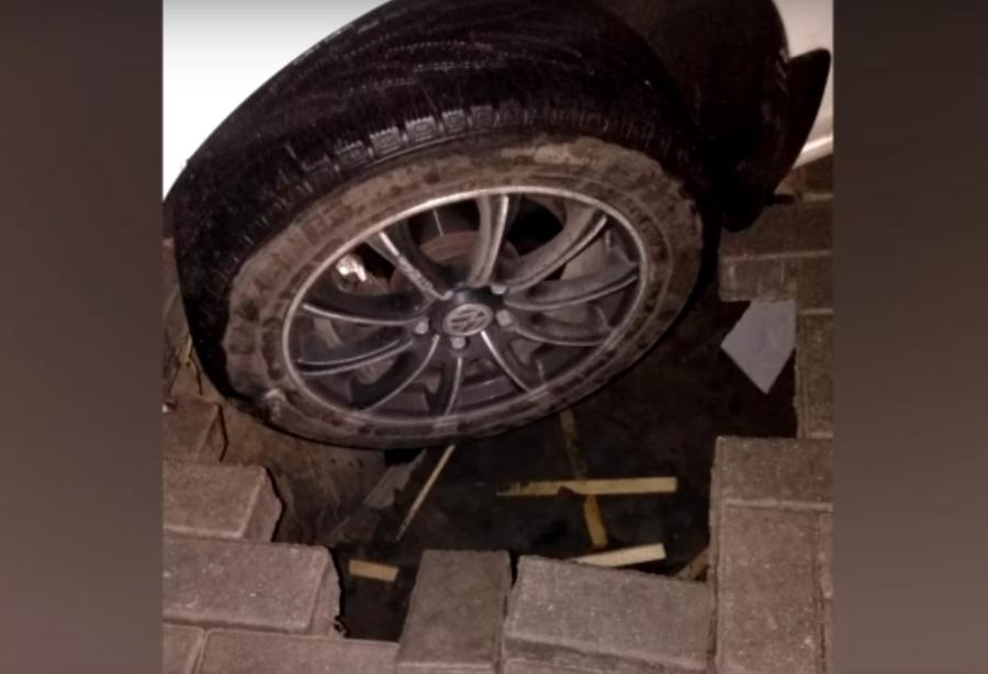 Водители предупреждают о дорожном провале возле стадиона «Балтика» (видео)