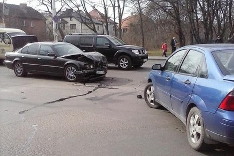 Очевидцы: на ул. Горького столкнулись два авто, есть пострадавшие (фото)