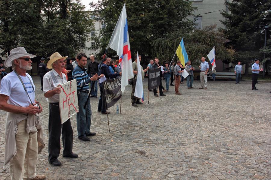 Протест протесту: на митинге против войны на Украине потасовку разнимал ОМОН