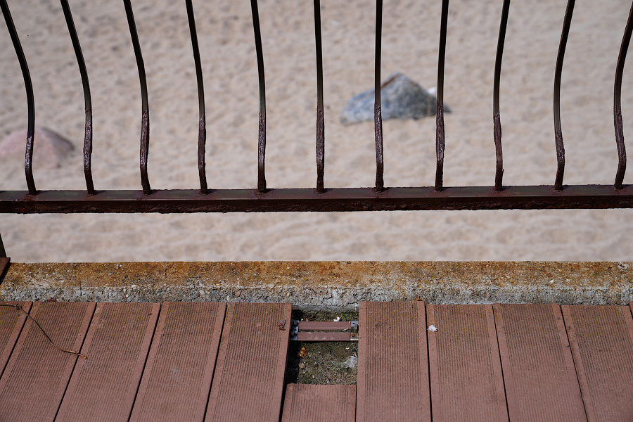 Ржавое настоящее: как выглядит променад рядом с госрезиденцией в Пионерском