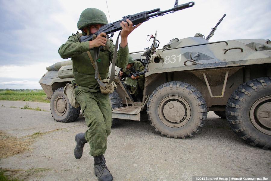 Полвека с морпехами: праздничные показательные выступления призывников 