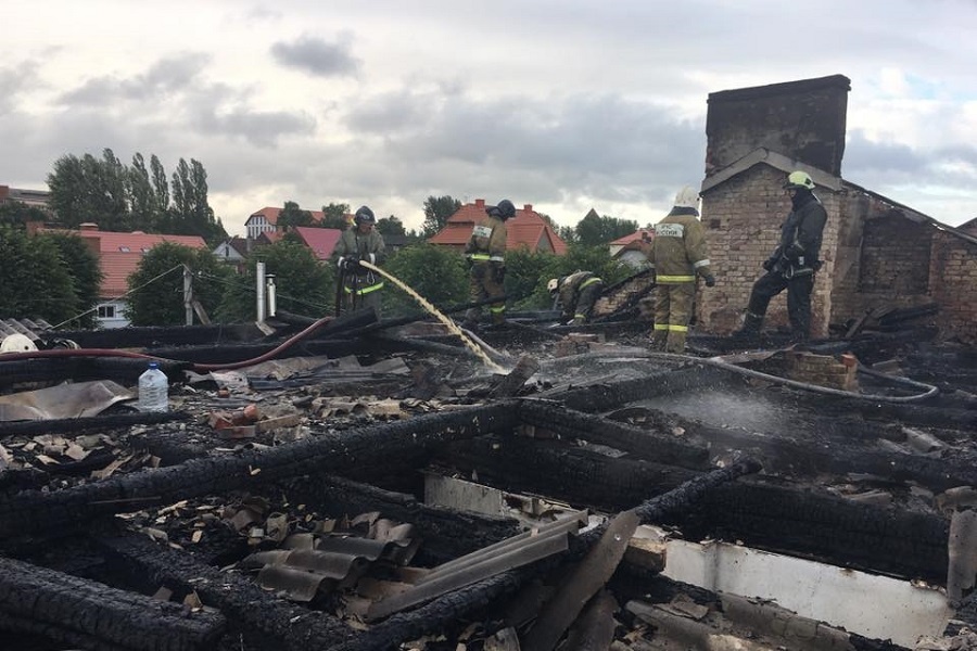 Пожарные МЧС спасли двух человек из горящей квартиры в Янтарном (фото)