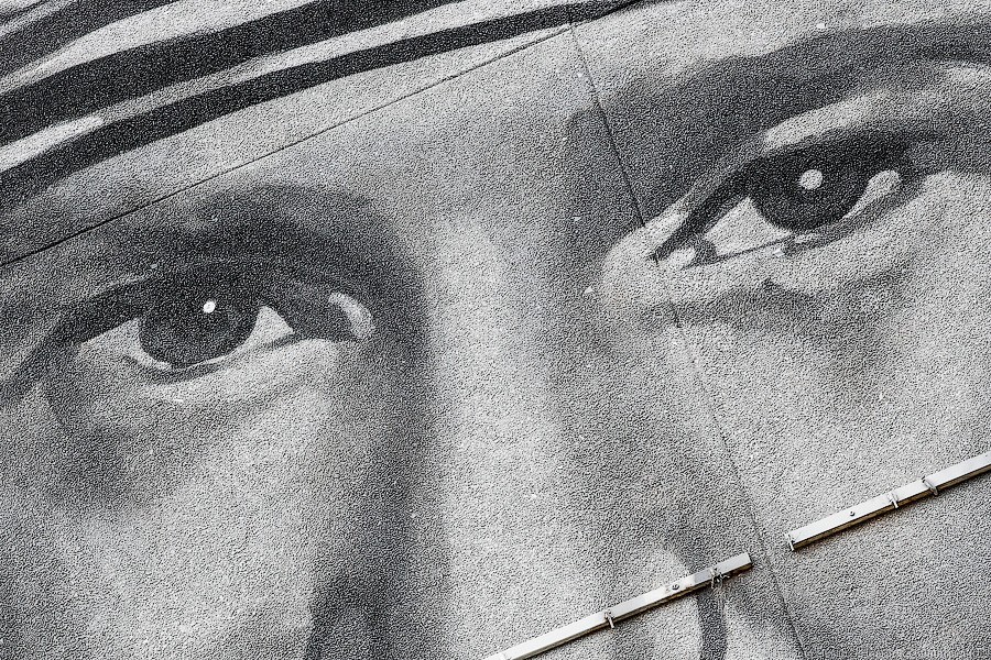 Не граффити, а стрит-арт: в Калининграде нарисовали портрет космонавта Леонова