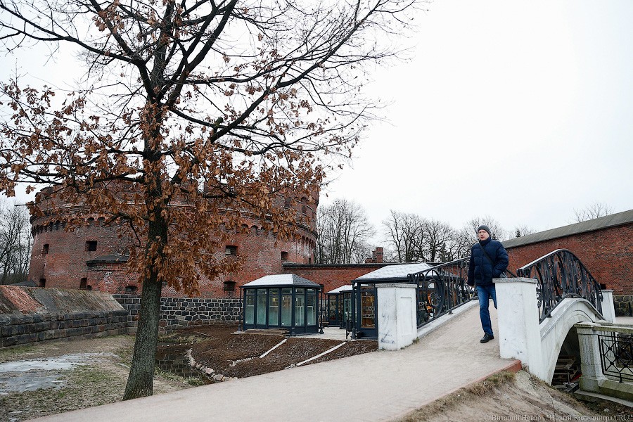 Много «курилок»: закончился монтаж новых палаток у музея Янтаря (фото)