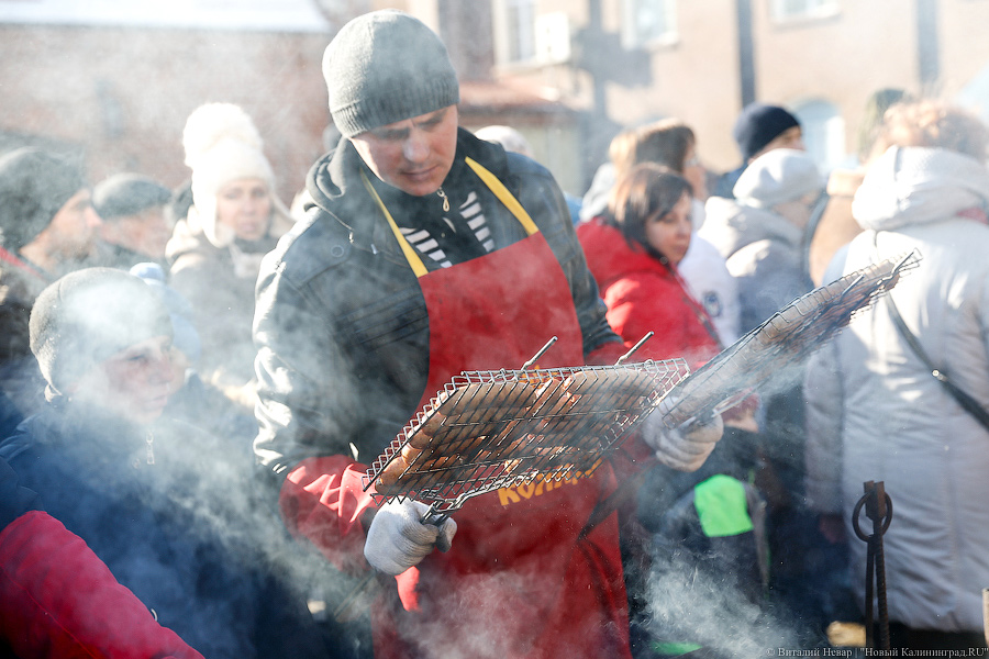 Дым, шум, колбаса: в Калининграде прошел День длинной колбасы