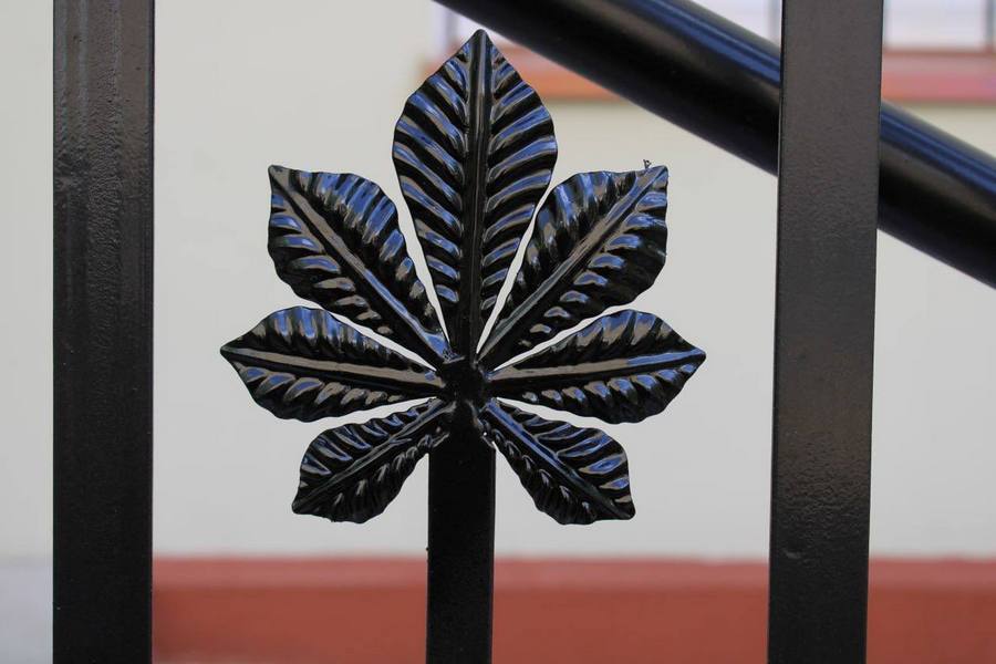 При капремонте домов на ул. Зоологической восстанавливают исторические заборы (фото)