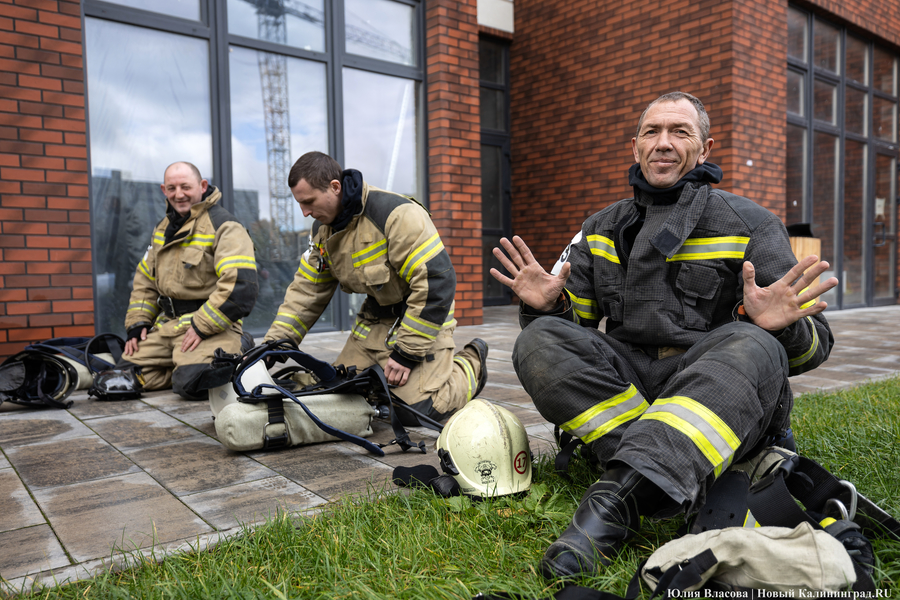 За три минуты на 25-й этаж: у пожарных прошли соревнование по скоростному подъёму (фото)