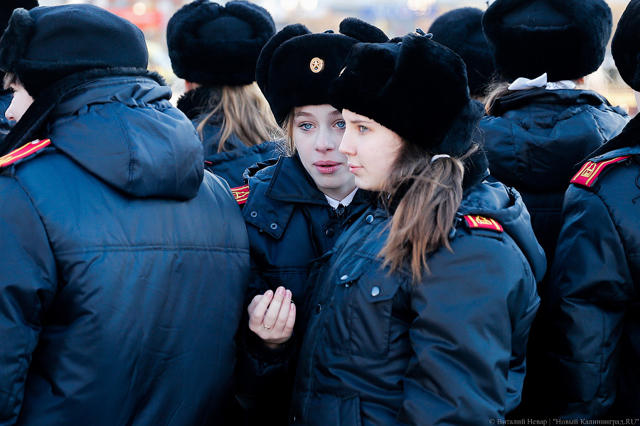 «Морозный гимн»: курсанты и школьники отметили День Конституции флешмобом
