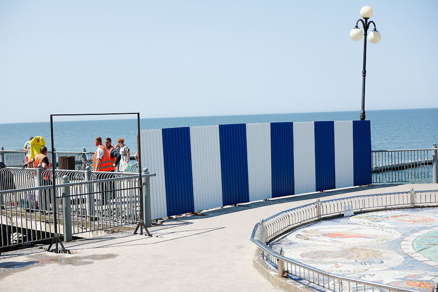 Забор поставили, люди остались: в Светлогорске перекрыли часть променада и пляжа (фото)