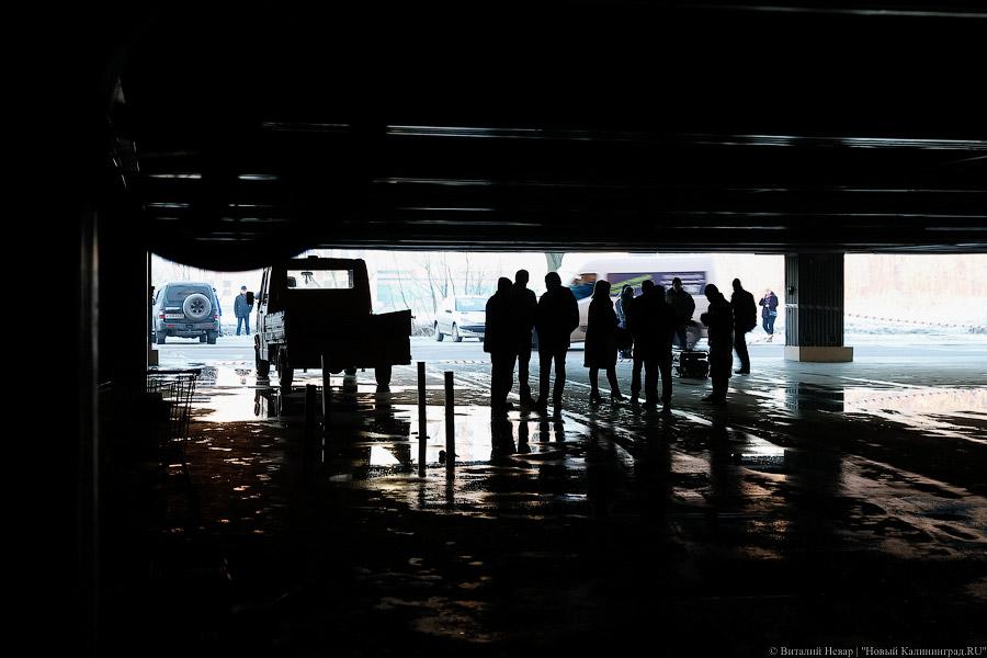 Цветы, гарь и копоть: пепелище пожара в торговом центре Калининграда (фото)