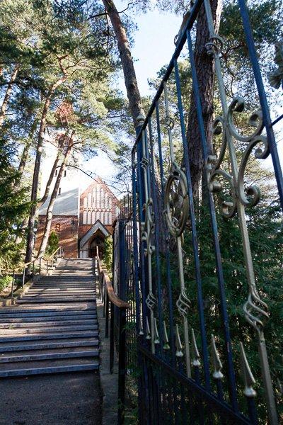 Неизвестные надгробия: храм Серафима Саровского в кирхе Раушена