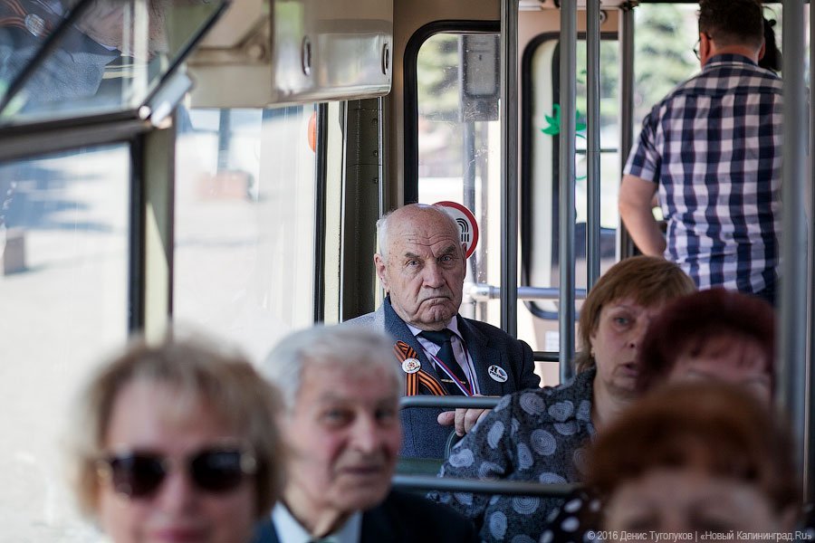 Почти ровесники: в Калининграде прошла трамвайная экскурсия для ветеранов