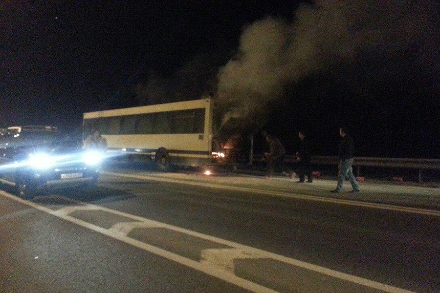 В Калининграде на дороге загорелся рейсовый автобус (фото)