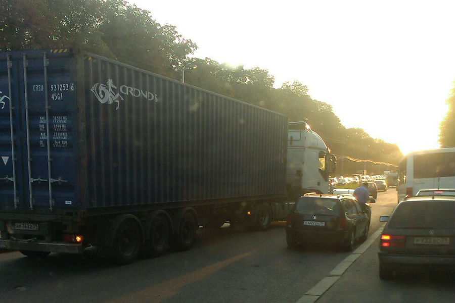 Движение по проспекту Калинина блокировано из-за ДТП с фурой (фото)