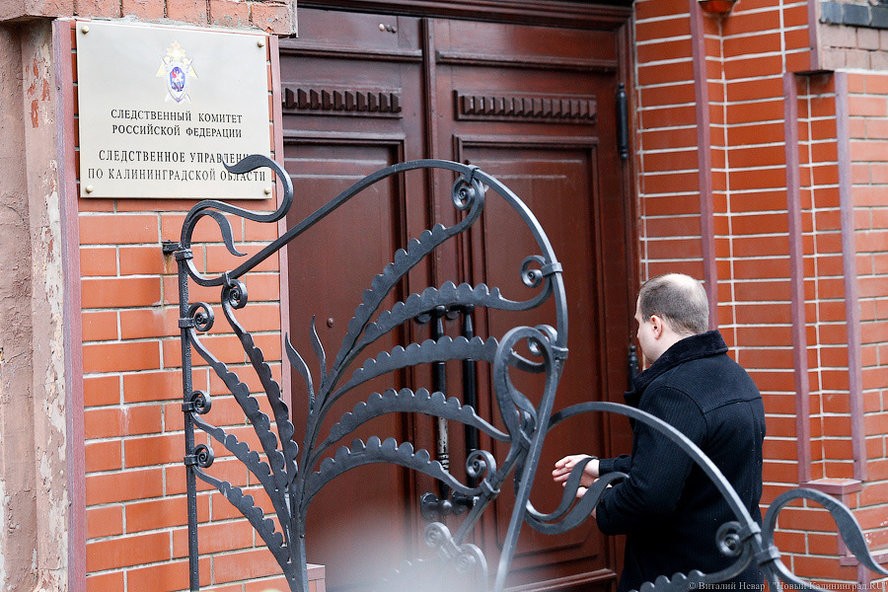 В Балтийске водитель экскаватора уронил на рабочего бетонную плиту
