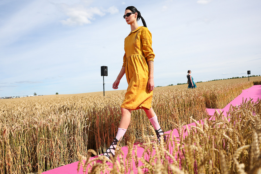 Один в поле — дизайнер: на Дне поля прошёл модный показ в колосьях (фото)
