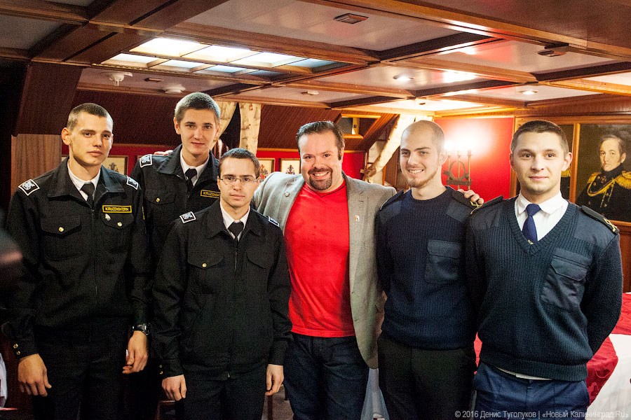 Дадим по струнам: Борислав Струлёв выступил на борту барка «Крузенштерн»