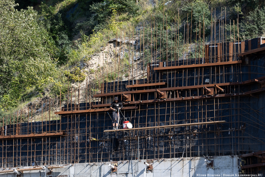 С видом на море и стройку: как выглядит пляж в Светлогорске этим летом