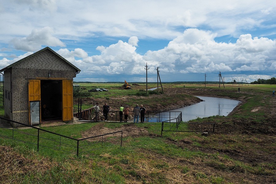 «Операция спасения»: в Полесском районе осушают первый польдер (фото)