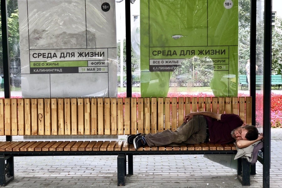 17 августа: мужчина спит на остановке в центре Калининграда