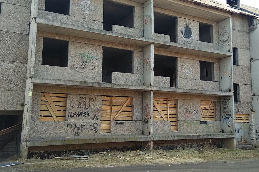 В Немане приставы добились консервации аварийного недостроя (фото)