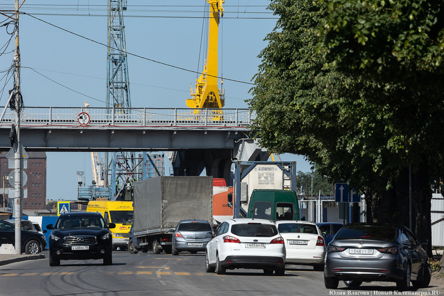 Останется с одним тротуаром: в Калининграде до августа закрыли мост на Суворова (фото)