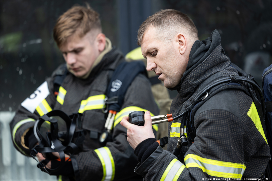 За три минуты на 25-й этаж: у пожарных прошли соревнование по скоростному подъёму (фото)