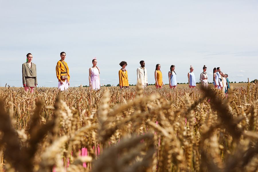 Один в поле — дизайнер: на Дне поля прошёл модный показ в колосьях (фото)